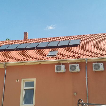 Feher Hajo Panzio Es Vendeglo Gyor Ngoại thất bức ảnh