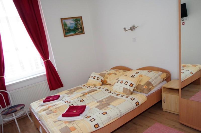 Feher Hajo Panzio Es Vendeglo Gyor Ngoại thất bức ảnh