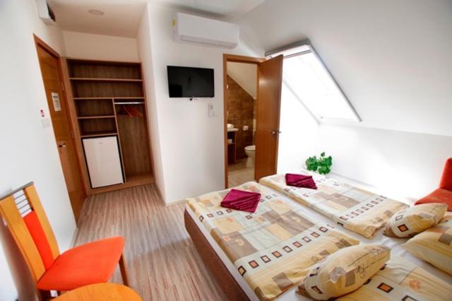 Feher Hajo Panzio Es Vendeglo Gyor Ngoại thất bức ảnh