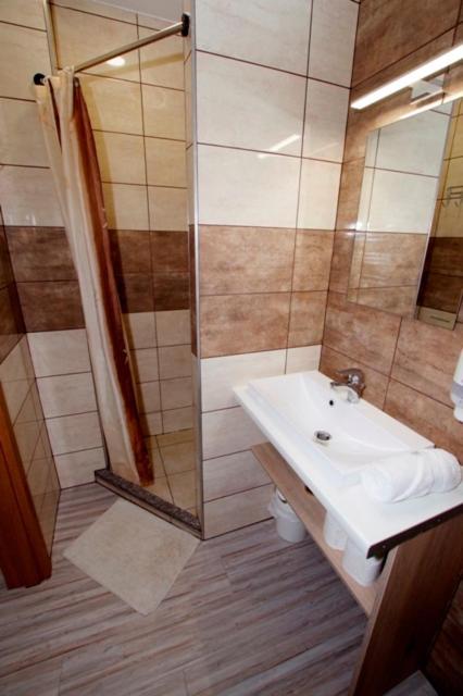 Feher Hajo Panzio Es Vendeglo Gyor Ngoại thất bức ảnh