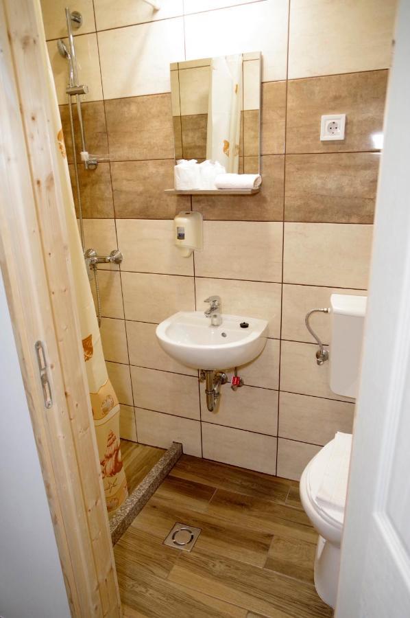 Feher Hajo Panzio Es Vendeglo Gyor Ngoại thất bức ảnh