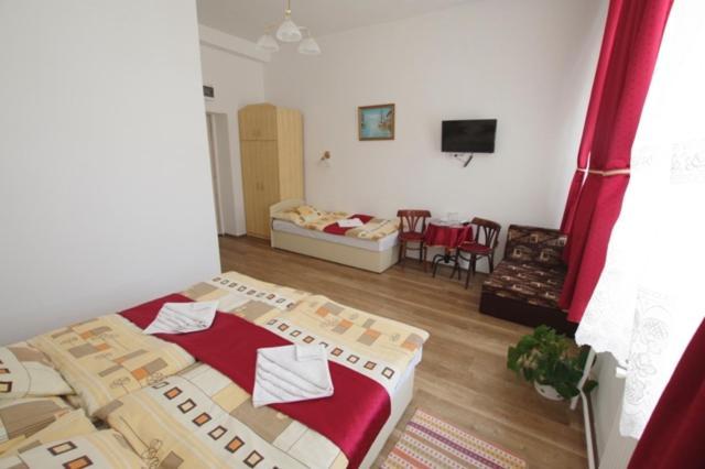 Feher Hajo Panzio Es Vendeglo Gyor Ngoại thất bức ảnh