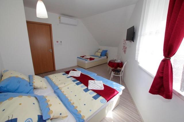 Feher Hajo Panzio Es Vendeglo Gyor Ngoại thất bức ảnh