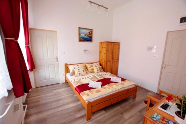 Feher Hajo Panzio Es Vendeglo Gyor Ngoại thất bức ảnh