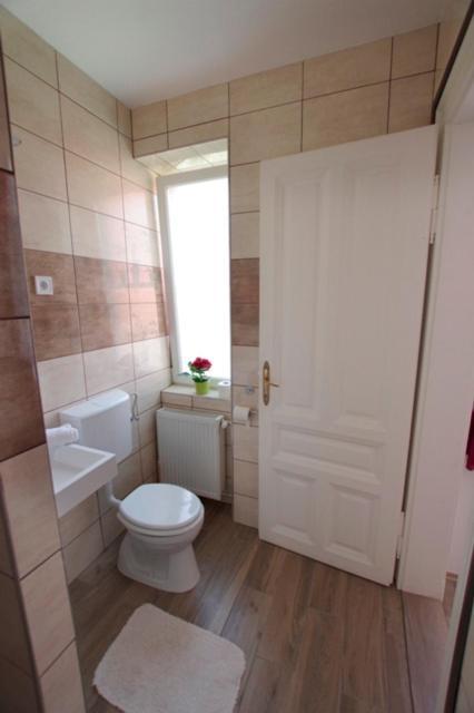 Feher Hajo Panzio Es Vendeglo Gyor Ngoại thất bức ảnh