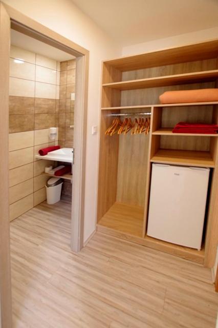 Feher Hajo Panzio Es Vendeglo Gyor Ngoại thất bức ảnh