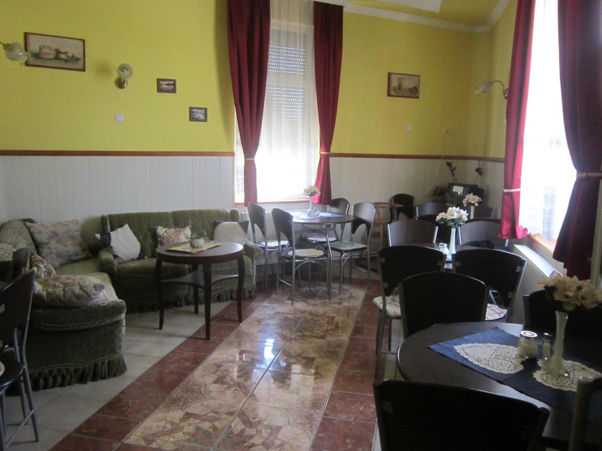 Feher Hajo Panzio Es Vendeglo Gyor Ngoại thất bức ảnh