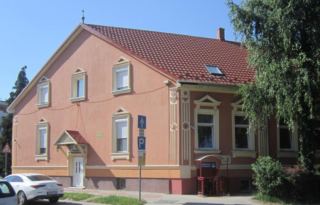 Feher Hajo Panzio Es Vendeglo Gyor Ngoại thất bức ảnh